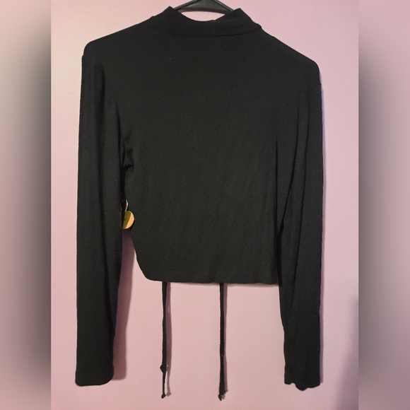 Long sleeve ruched crop with keyhole front - Picture 2 of 2